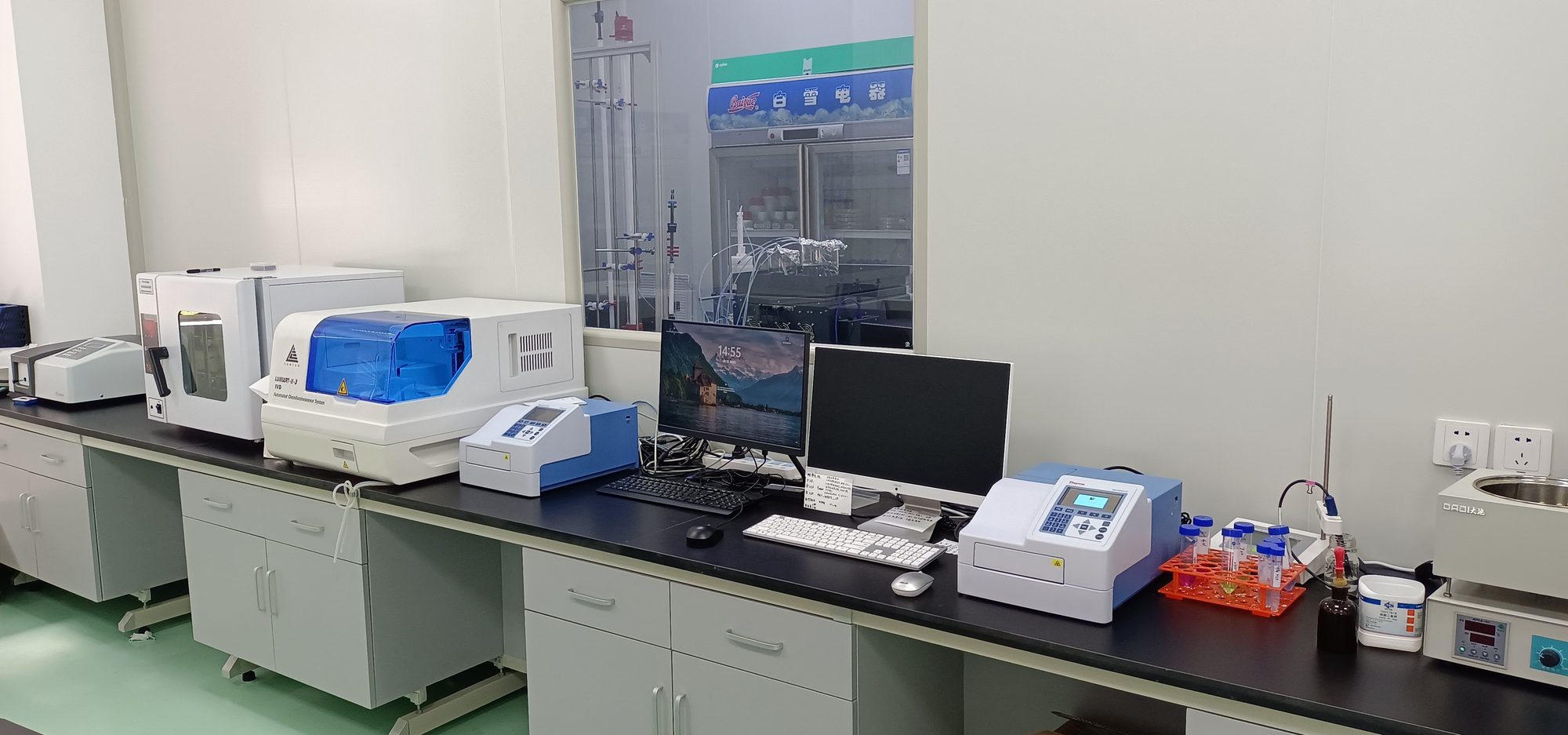 上海实验台上的分析仪器